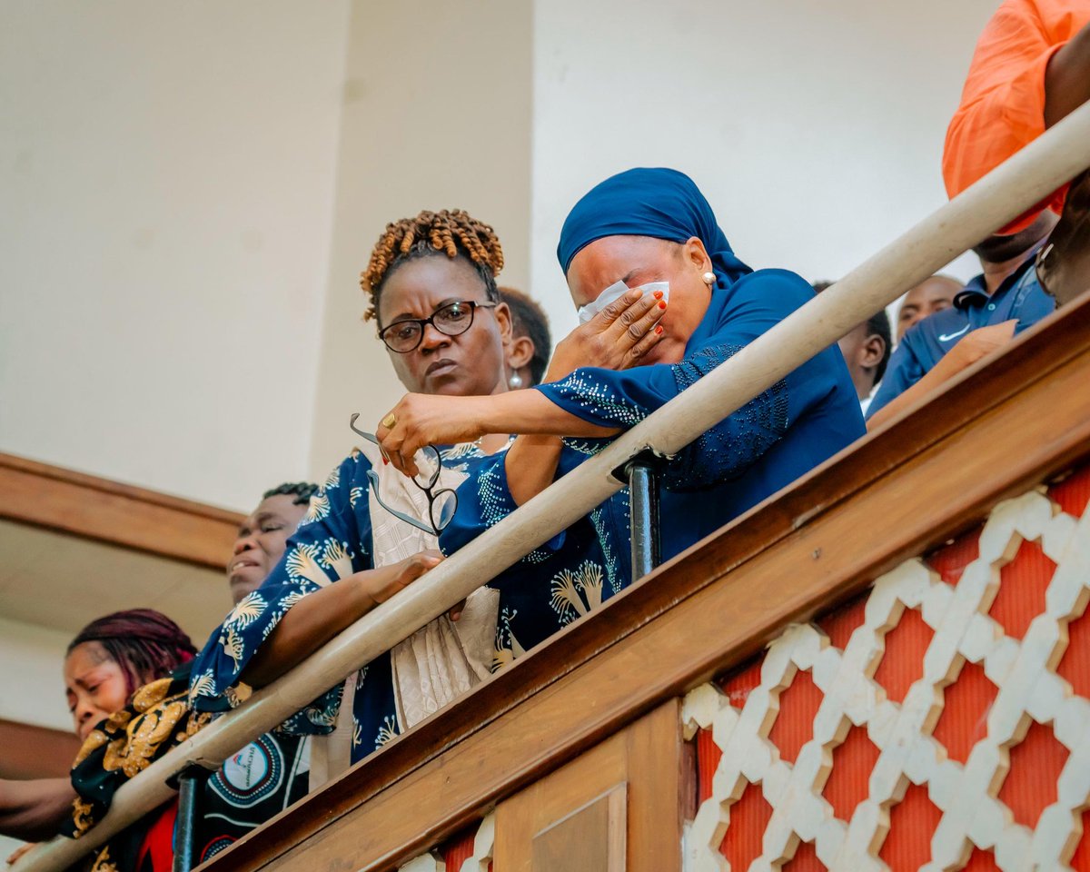 ChademaTZ2's tweet photo. Wananchi walia kwa uchungu baada ya Mhe. Tundu Lissu kutokula mchana wa leo baada ya mapumziko ya muda mfupi.

Wananchi wengine wazimia. https://t.co/lf8vJQ1ZJK