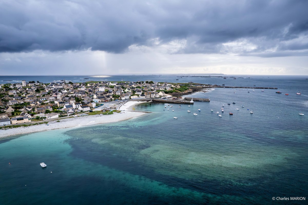 CMphotographer's tweet photo. Passage d'un grain sur la magnifique île de #Molène. Au loin, on distingue #Ouessant et sa tour radar.

©️C.Marion
#MerDiroise #Finistere #Bretagne https://t.co/BLQGNlXr4b