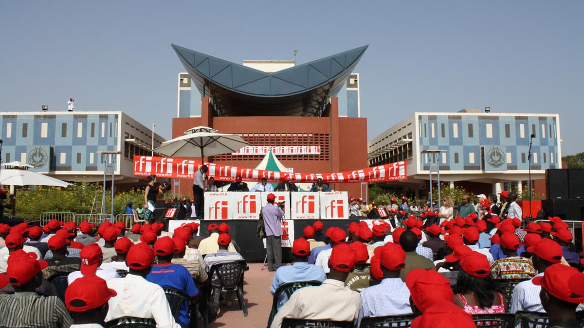 Gardiiɗo yiilirde duɗal Cheikh Anta Diop ɓaŋŋini hannde ciimtol anndinde dartingol golle pelle janngooɓe e duɗal ngal rfi.my/CRAJ.x