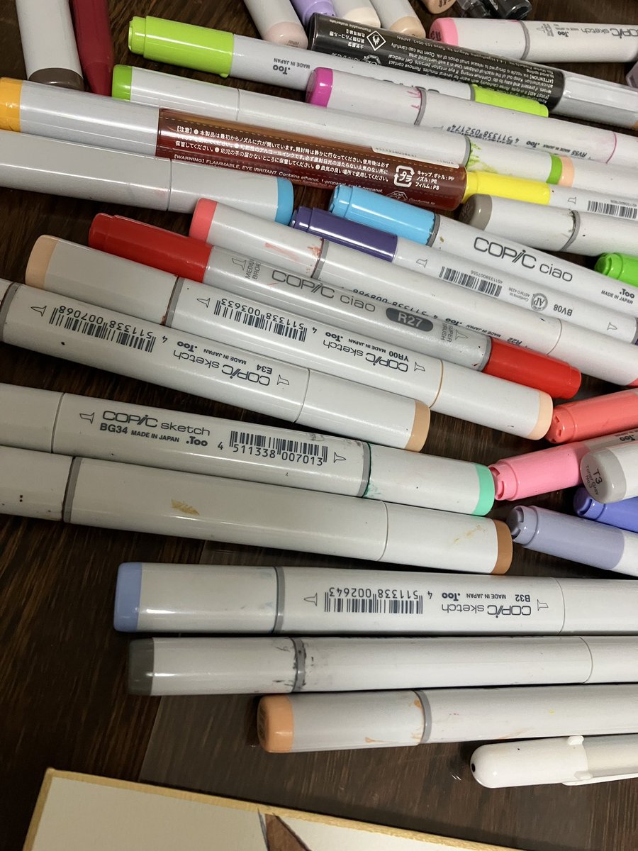 すごい汚い作業場
ガリガリくん食べながら色紙を描き始める。
今回の御朱印会に出す色紙と私の書置き御朱印は微妙だと思うんで気に入ってもらえるかどうか…作業遅くてすみません。
