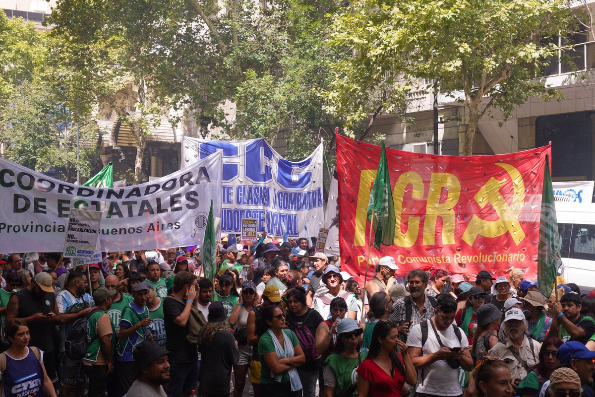 Decenas de miles de trabajadores y trabajadoras desbordaron la Plaza Congreso contra la reforma antiobrera.

La lucha sigue en el camino de avanzar en la pelea por un paro activo nacional contra el ajuste, la reforma antiobrera, la entrega de la soberanía y la represión de Milei.