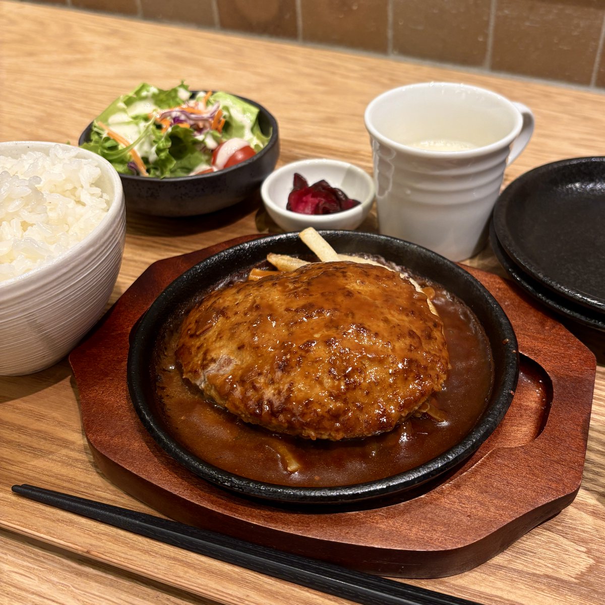 飲食店のメニュー表や看板ポスターを作成させていただきました🍻
そして本日ランチをいただきに♪
溢れる肉汁、味わい深いスープ、厨房の中が見える洗練された店内、ボリューム満点の大満足ランチでした🤤夜のメニューも食べたい！
パン屋さんが営むビストロ酒場、東梅田駅から徒歩1分のお店です🍞