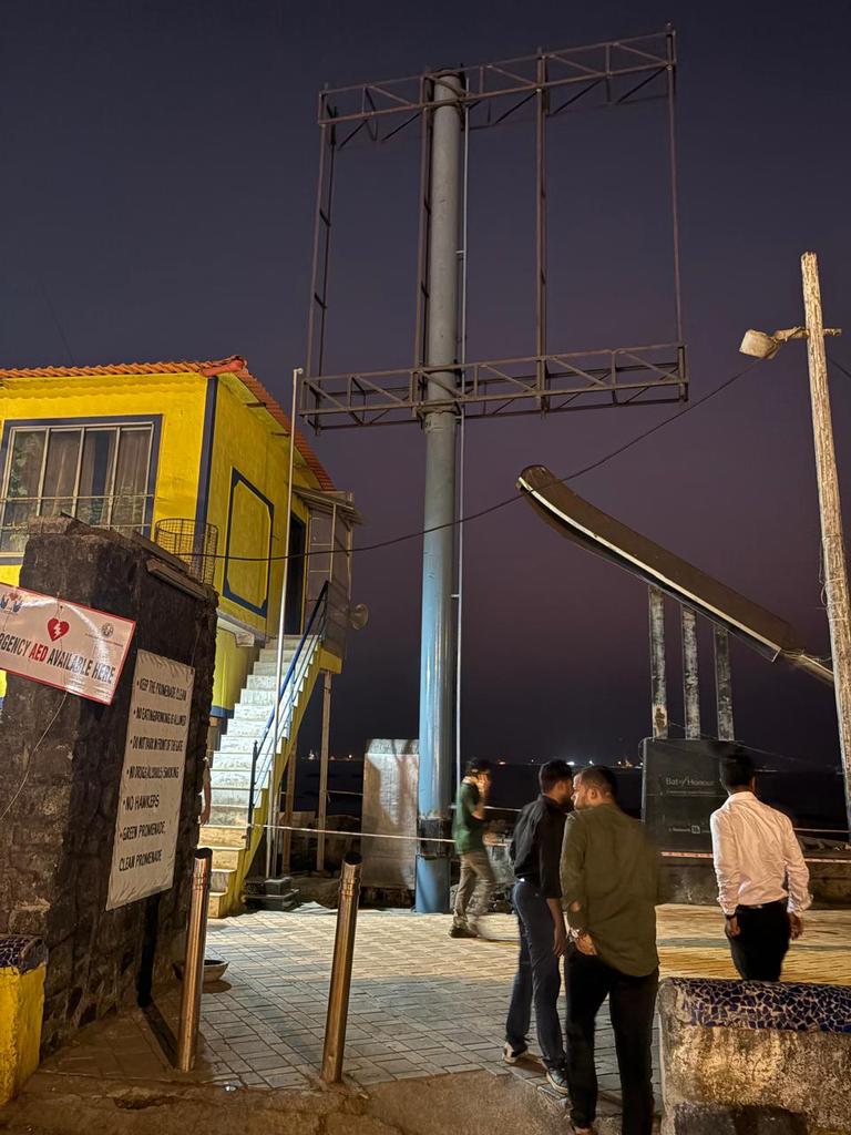 Asif_Zakaria's tweet photo. After taking up the issue of proposed commercialisation of the Carter Road Promenade by installation of LED hoarding/display boards, the instant opposition to the same by local citizens, a prompt sign campaign petition - well reported by @mid_day @toi @htTweets @lokmat , the large hoarding installation has been removed.
The citizens continue to demand prompt cancellation of the permission granted by @mybmc @mybmcWardHW @mahamaritime1 and to stop any kind of commercialisation of the Carter Road Promenande.
@INCMumbai 
#Bandra #Mumbai #CarterRoadPromenade 
#SaveOpenspaces