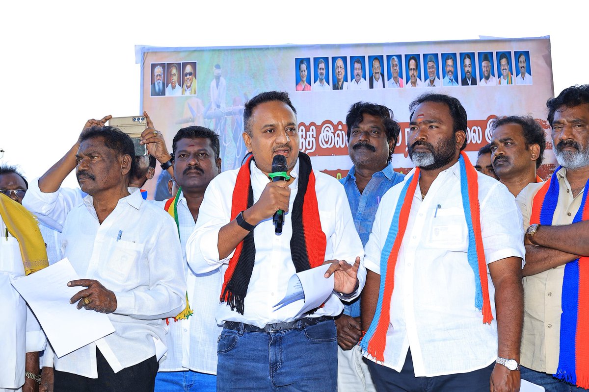VGRanipet's tweet photo. இராணிப்பேட்டை மாவட்டம், முத்துகடை 
மதச்சார்பற்ற முற்போக்கு கூட்டணி கட்சிகளின் சார்பில் ஒன்றிய பட்ஜெட்டில் தமிழ்நாட்டை வஞ்சித்த பாஜக அரசையும், அதற்கு ஒத்து ஊதும் அடிமை அதிமுகவையும் கண்டித்து மாபெரும் கண்டன ஆர்ப்பாட்டத்தை  தலைமையேற்று நடத்தினோம்.
இதில் மதச்சார்பற்ற முற்போக்குக் கூட்டணி கட்சிகளின் மாவட்ட நிர்வாகிகள் மற்றும் ஒன்றிய, நகர, பேரூர் கழக செயலாளர்கள் 
கழகத்தினர் கலந்து கொண்டார்கள்
#NDABetraysTN
@mkstalin @Udhaystalin @evvelu @R_Gandhi_MLA @DMKEnvironWing @arivalayam