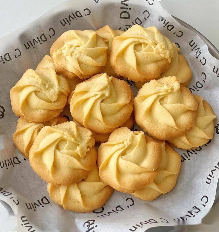 angelesbarriga's tweet image. "Dusted flour, warm ovens, and a batch of fresh cookies—nothing beats the joy of baking from scratch!  #HomeBakingMagic #BakeWithJoy"