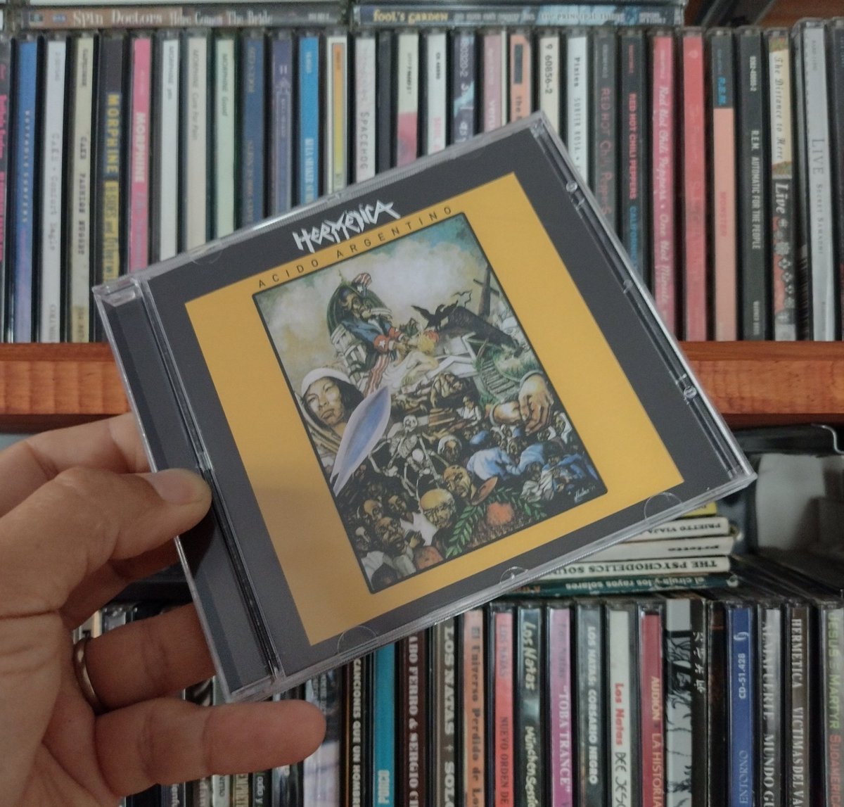 Prisionero estoy en mi ciudad natal
Donando sangre al antojo de un patrón
Por un mísero sueldo
Con el cual no logro esquivar
El trago amargo de este mal momento
Mientras el mundo, policía y ladrón
Me bautizan sonriendo, gil trabajador