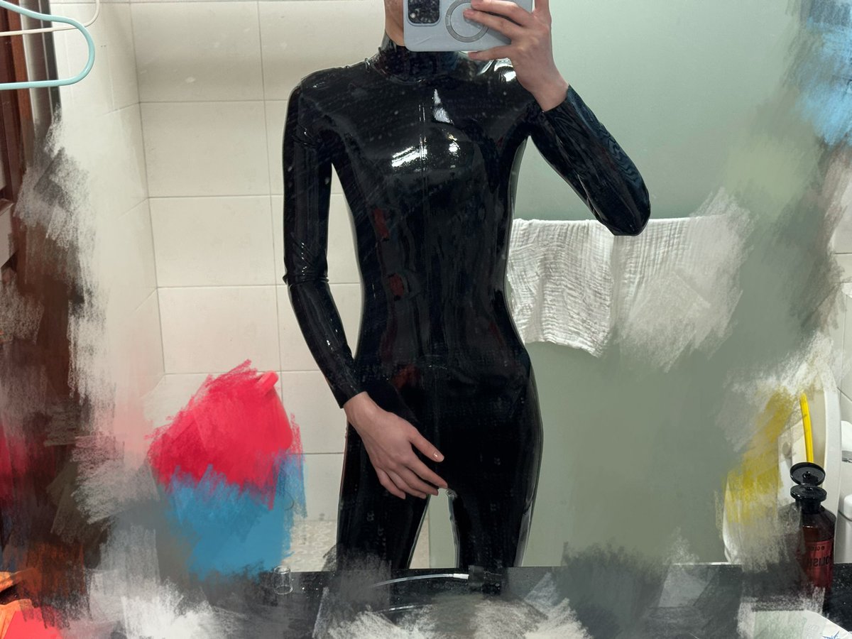 bemyself1341's tweet photo. 穿胶初体验
#胶衣 #rubber https://t.co/EJVgyEfVMv