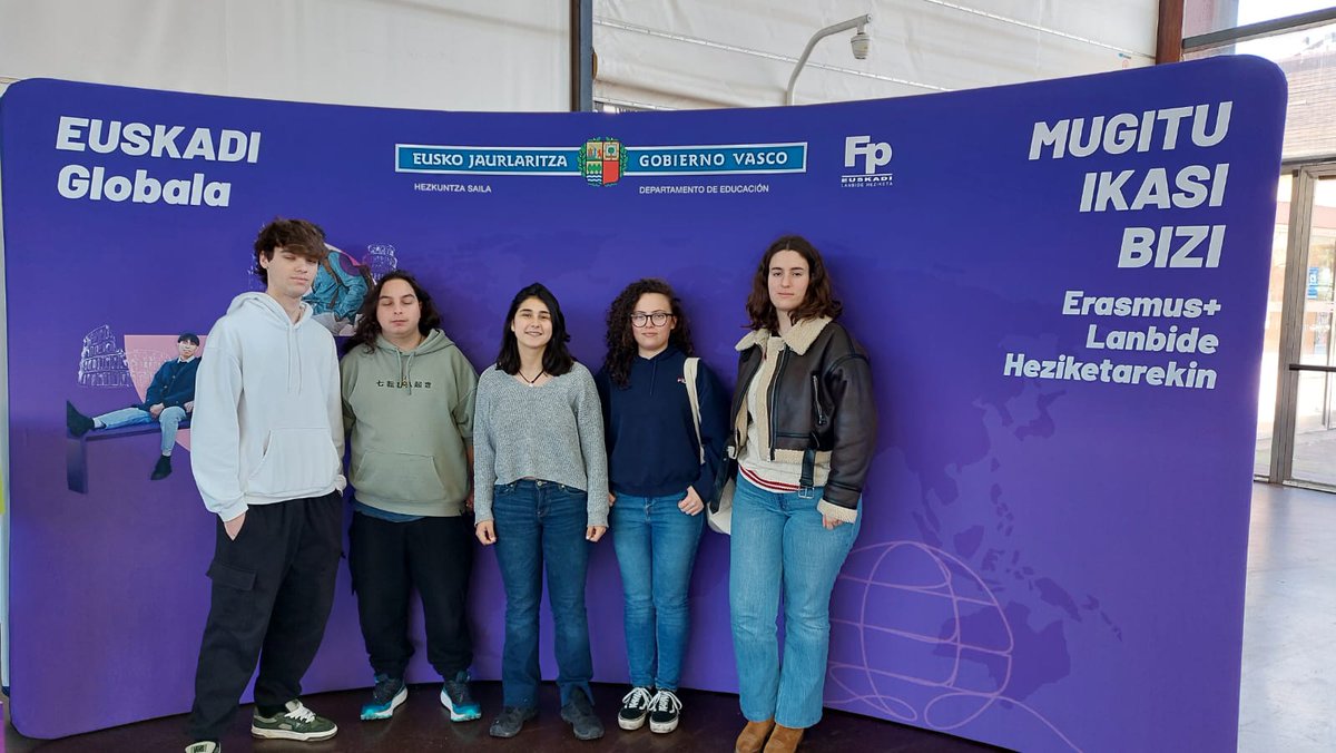 FraisoroEskola's tweet photo. Danimarka, Polonia, Eslovenia eta Burdeosera joango dira Erasmus praktikaldia egitera lorezaintza, elikagaiak, basogintza eta nekazaritzako ikasleak.
Gaur azken bilera Durangon aurreko urteetako ikasleekin.
@FPeuskadi @ikaslan @Tknika #Erasmus+ #lanbideheziketa https://t.co/F0ebURd8ek