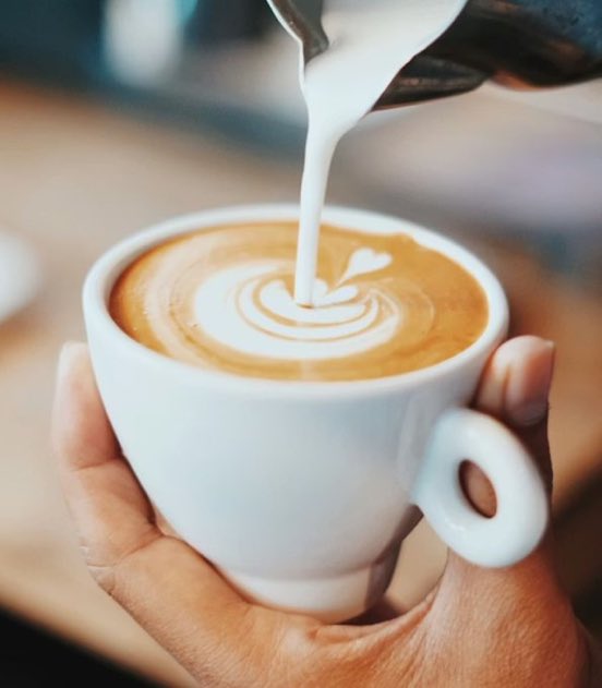 DailyLoud's tweet photo. A study found that people who drink two or three cups of coffee a day tend to have a lower risk of developing dementia https://t.co/BuoSI6vC99