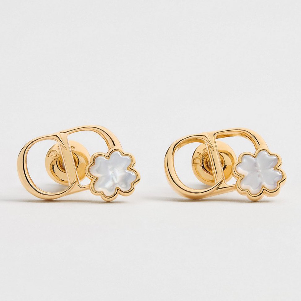 ละชั้นไปเล็งรุ่นนี้ที่ช็อปในซัปโปโรเมื่อวันที่8ที่ผ่านมา saบอกยังไม่มีของ สรุปชีขายวันนี้จ้า พลาดไปไม่กี่วัน ไม่งั้นชั้นหิ้วเองละ ต้องไปพรีกะร้านหิ้วแทน😔