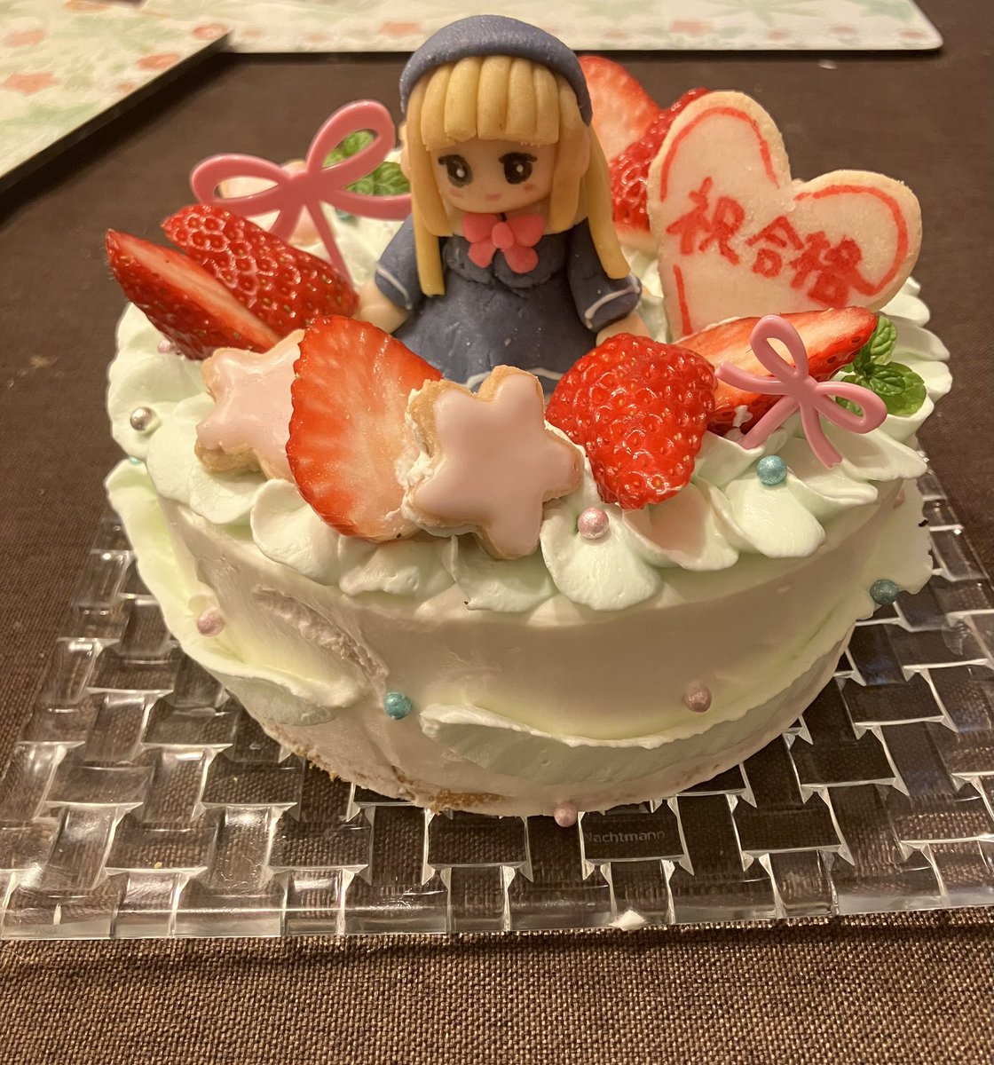 高校合格したから親がケーキ作ってくれた、真ん中のキャラ何かわからないけど