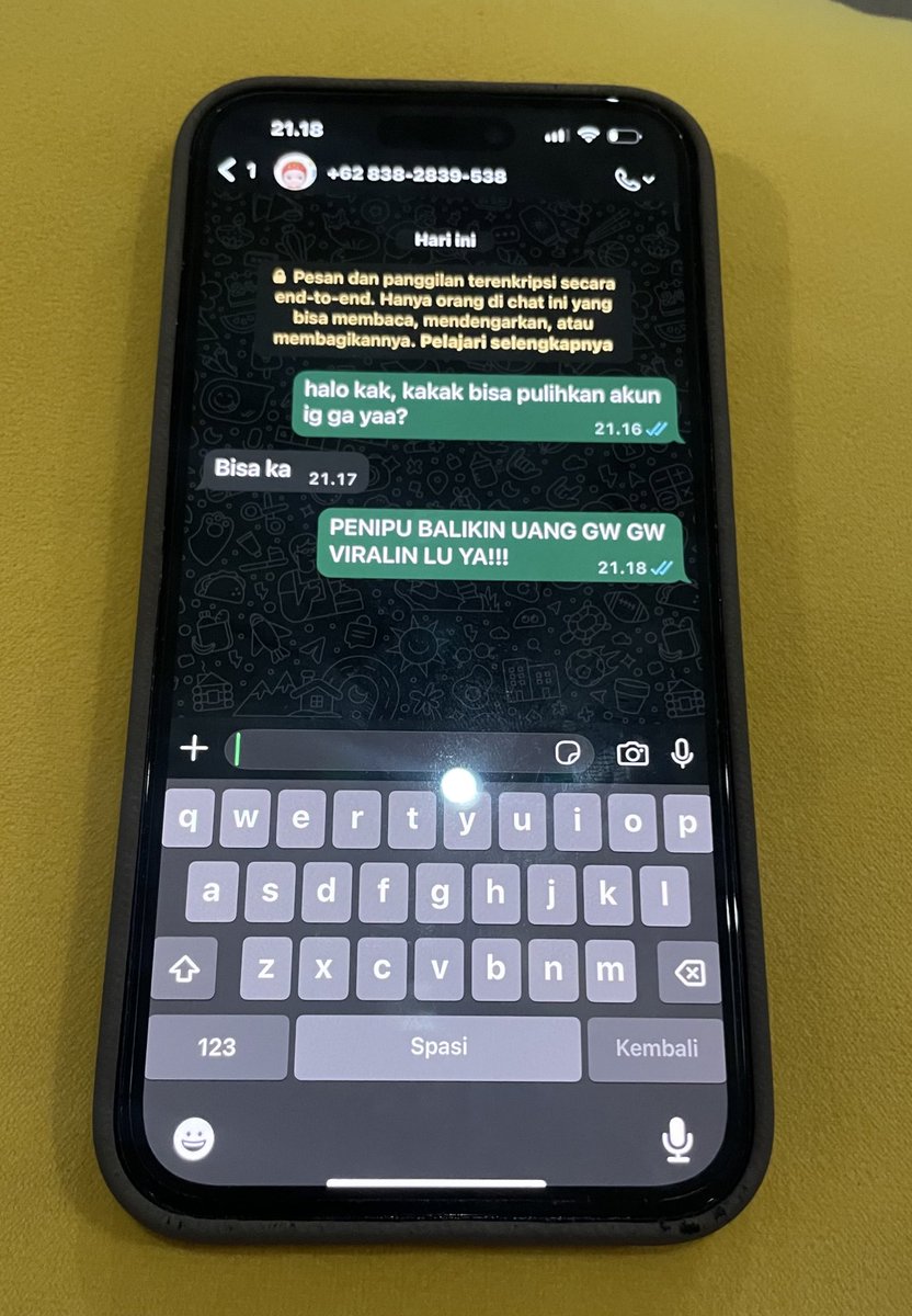baeejjjj's tweet photo. GUYS HATI" YA KALO MAU BELI DISINI 
AKUN PENIPU😭 #zonauang https://t.co/lSTiwZDFJr