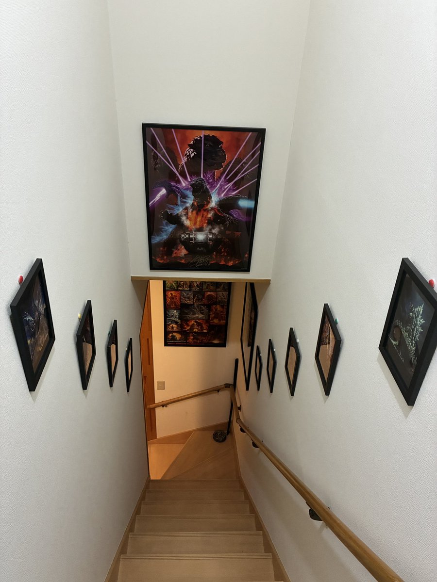 開田裕治 さん新作ポスターは 2階から1階へ降りるときの天井壁面に設置