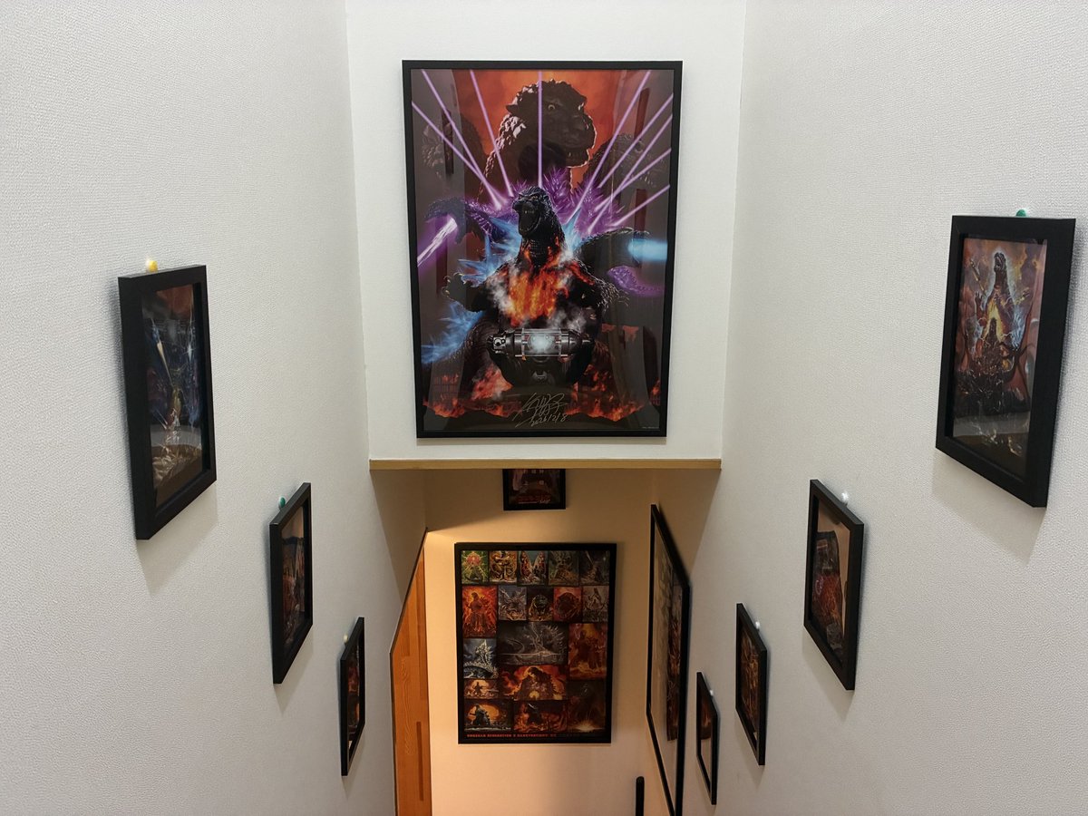 開田裕治 さん新作ポスターは 2階から1階へ降りるときの天井壁面に設置