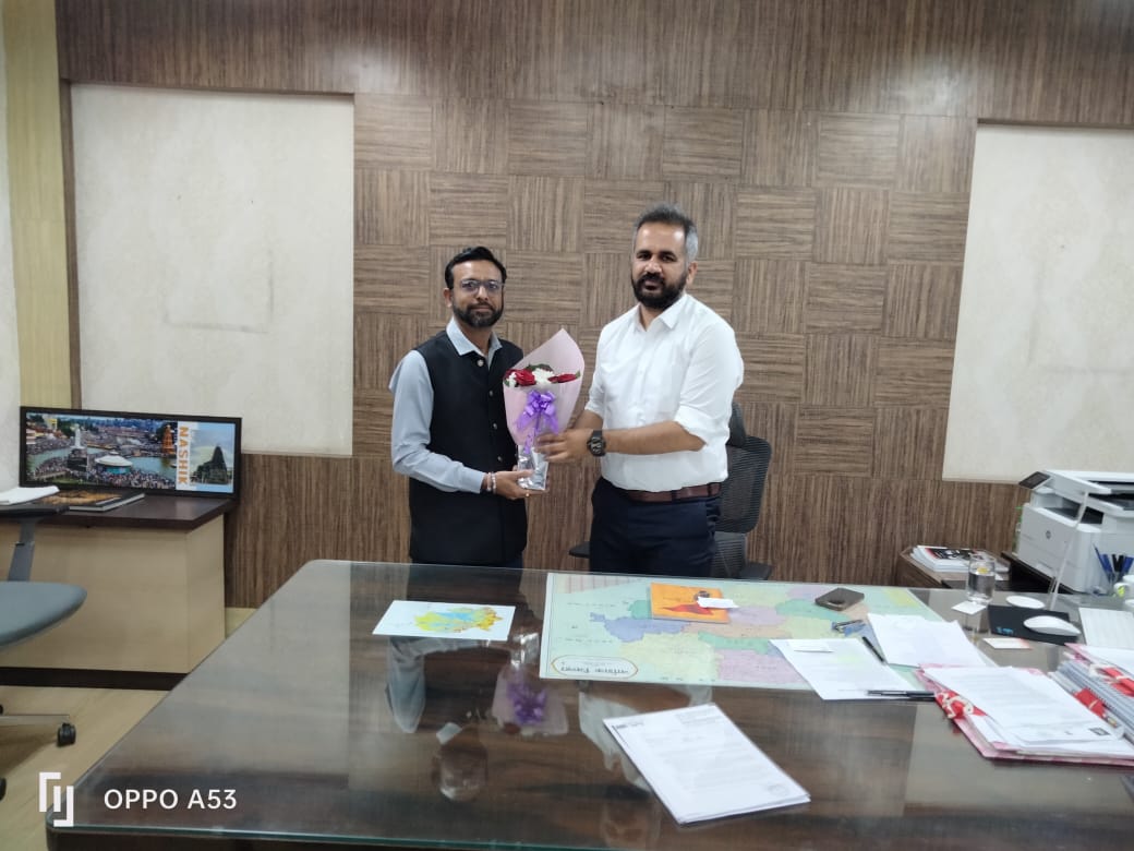 stpinashik's tweet photo. OIC-Nashik @stpinashik met with Sh. Shekhar Singh, IAS, and Commissioner of Kumbh Mela Nashik today to discuss STPI's initiatives and how our PMC promotion activities can support the upcoming Kumbh Mela. #STPI #Nashik #KumbhMela #Innovation #PMCSupport. @arvindtw @guptaa_sanjay https://t.co/AGjJjYzmol