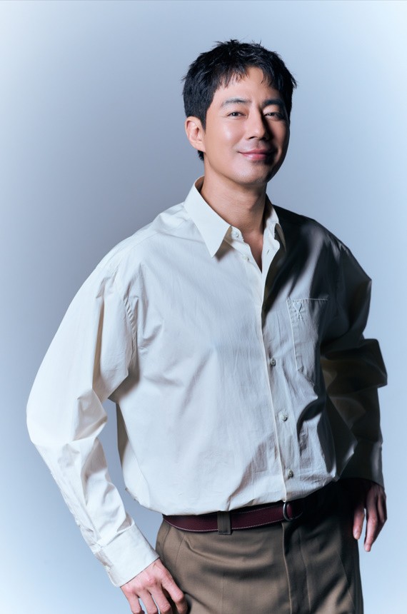#ZoInSung: This is my third time portraying an NIS agent. When I was receiving firearms training from an NIS staff for #Humint, I jokingly asked, 'Is there a black agent like Kim Doo-sik in 'Moving'?' He said, "It's a state secret, so I can't tell you. After all, I'm just an