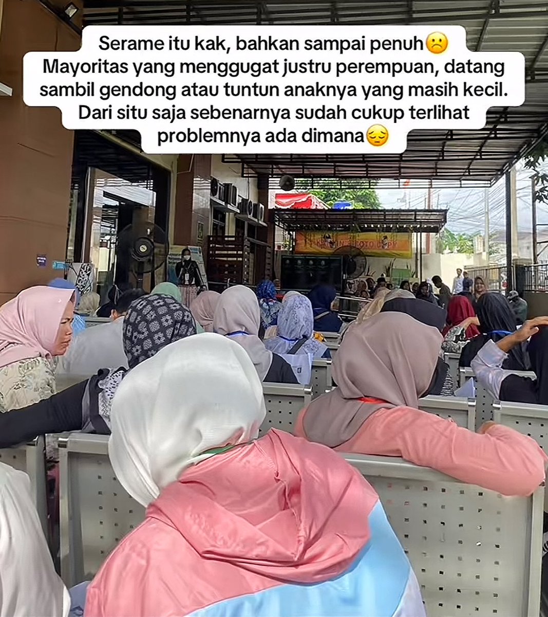 txtdarionlshop's tweet photo. Serame itu pengadilan agama beda sama sebelah ngasib get durian tetep sepi https://t.co/FbskCmvM15