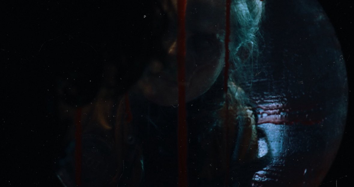 𝘩𝘰𝘱𝘦𝘭𝘦𝘴𝘴 ;

𝘤𝘭𝘪𝘯𝘨𝘪𝘯𝘨 𝘵𝘰 𝘴𝘰𝘮𝘦𝘵𝘩𝘪𝘯𝘨 𝘴𝘰 𝘵𝘪𝘨𝘩𝘵𝘭𝘺 𝘵𝘩𝘢𝘵 𝘺𝘰𝘶 𝘥𝘰𝘯’𝘵 𝘦𝘷𝘦𝘯 𝘳𝘦𝘢𝘭𝘪𝘻𝘦 𝘪𝘵’𝘴 𝘣𝘳𝘰𝘬𝘦𝘯