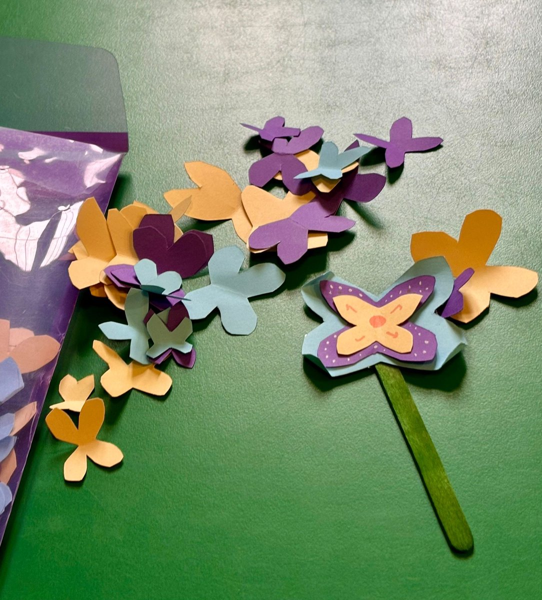 CharltonLib's tweet photo. We enjoyed crafting at #CharltonLibrary this week, using different colours, shapes and materials! 🌼 For more #CraftingFun, #MessyMorning on Tuesdays + #LibraryFunClub on Saturdays, both from 10.30-11.30am, join us to borrow books + create! 🎨 #LoveYourLibrary https://t.co/3oUGZoXVns
