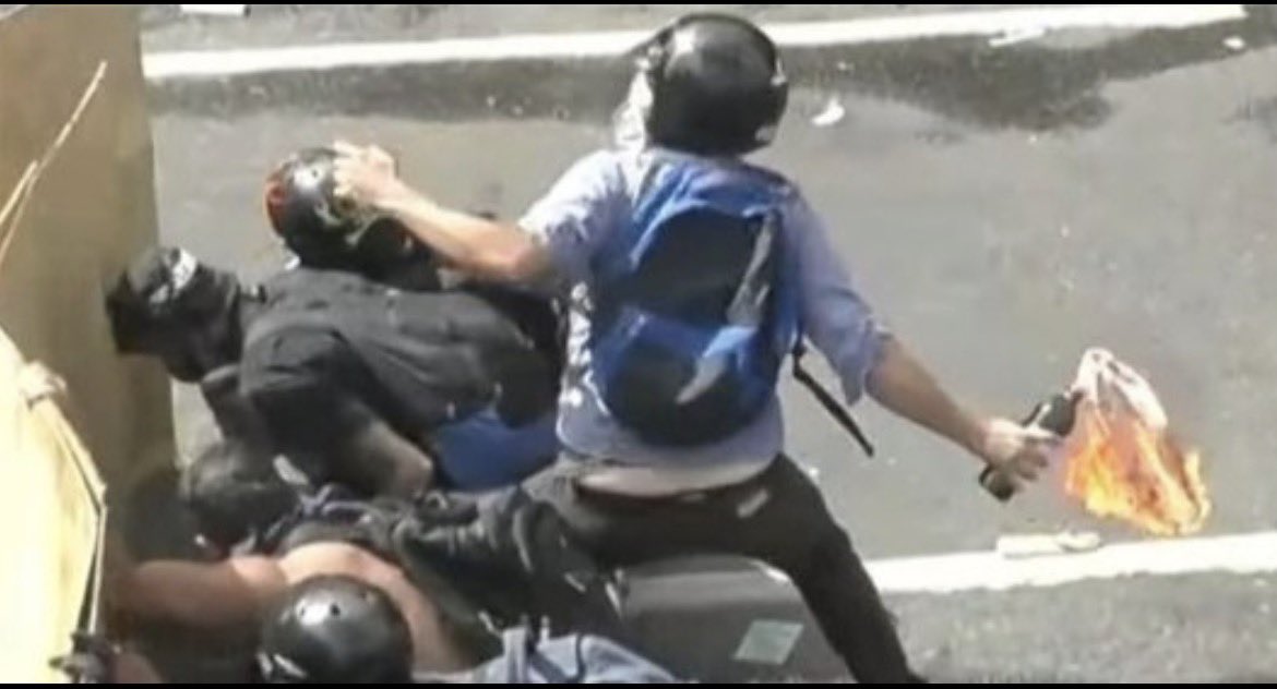 Una bestia disfrazada de persona que le tira una Molotov a la policía tiene que ir preso,eso es intento de asesinato . Y la policía debería repelerlos con munición pesada , pero no… después lloran porque les arden los ojos , zurdos de m1erda