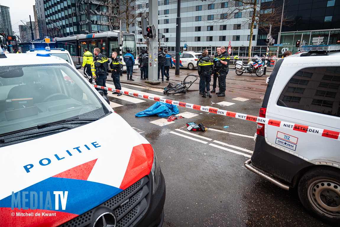 Zwaargewonde fietser na aanrijding op de Schiedamsedijk