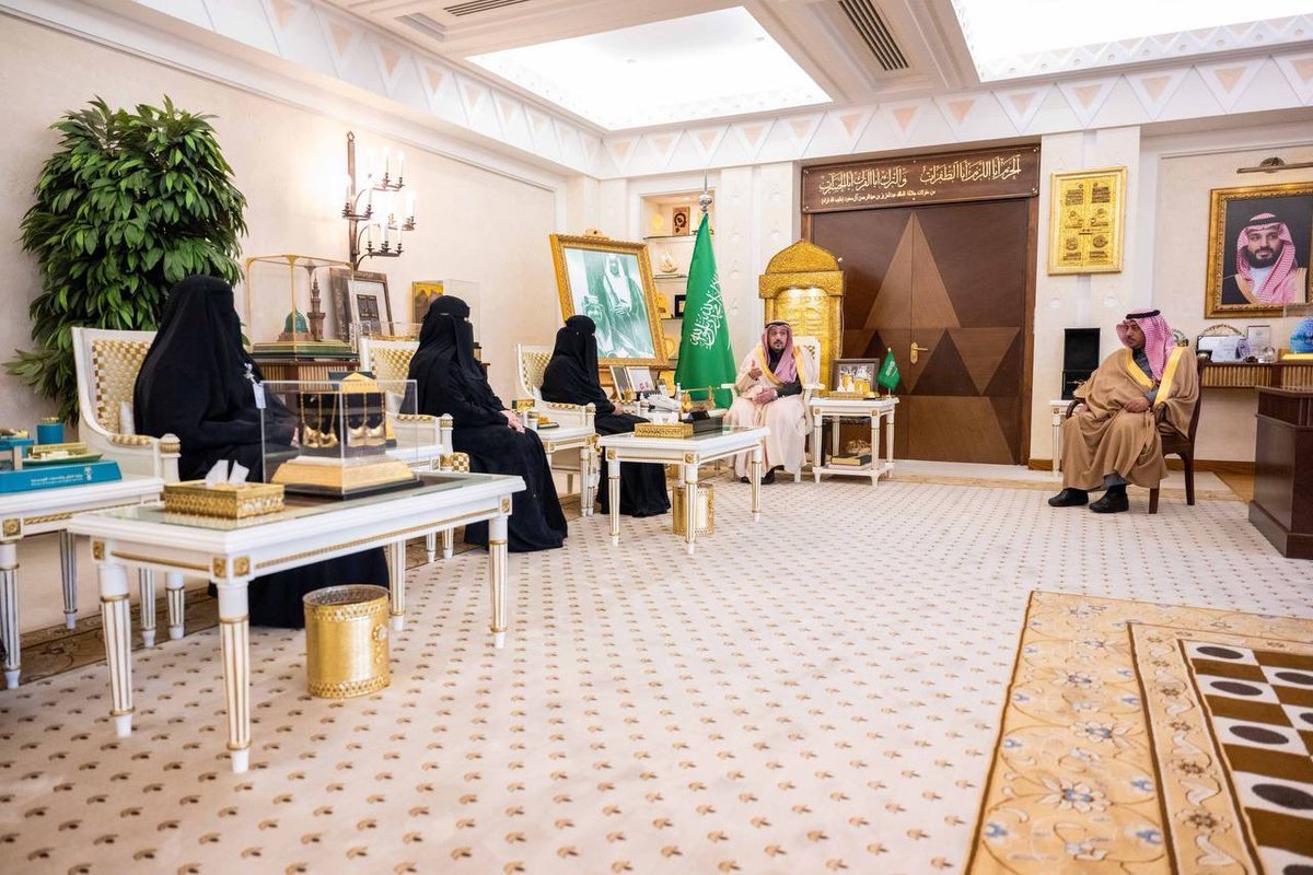 كرم سموه عضوات اللجنة المتميزات في العمل التطوعي واكد ان ما تحقق من منجزات يعكس ما تحظى به المرأة من دعمٍ واهتمام من القيادة الرشيدة – أيدها الله –..

سمو #أمير_منطقة_القصيم يتسلم تقرير اللجنة النسائية التنموية لعام 2025م ، ويطلع على ما تضمنه من برامج ومبادرات أسهمت في تعزيز