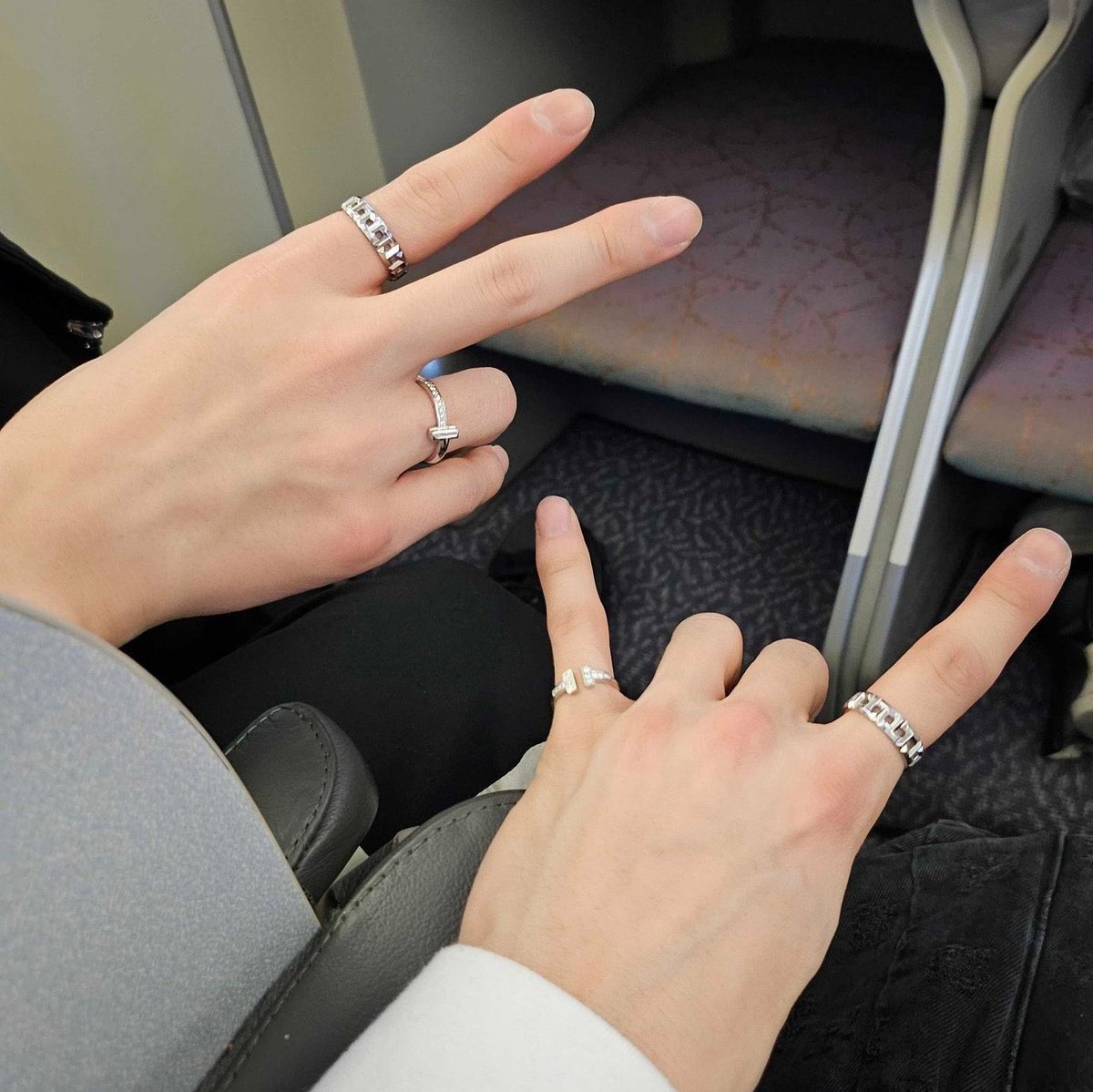 acervojakehoon's tweet image. GENTE………………. O jake já disse que nunca usa o anel da amizade que tem com o Sunghoon porque ele tem medo de perder mas ontem durante a premiação advinha o que apareceu no dedo dele…. A SAUDADE TÁ RASGANDO O PEITO