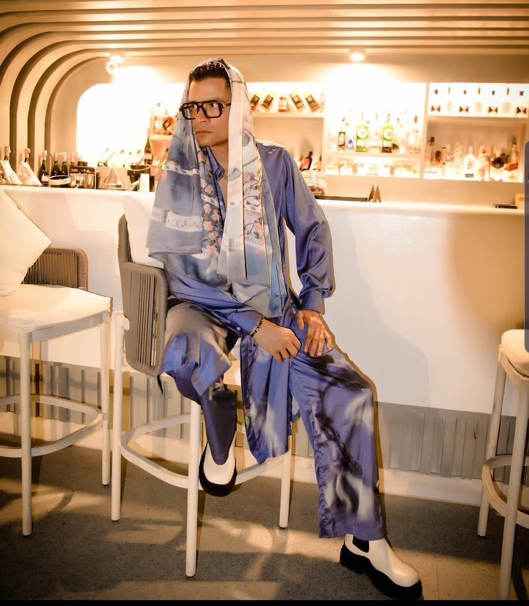 لابسة بيچاما ساتان حريمي و حاطالي حلق في ودنها و طرحة مفكوكة على راسها، باين اوي هي عايزة ايه