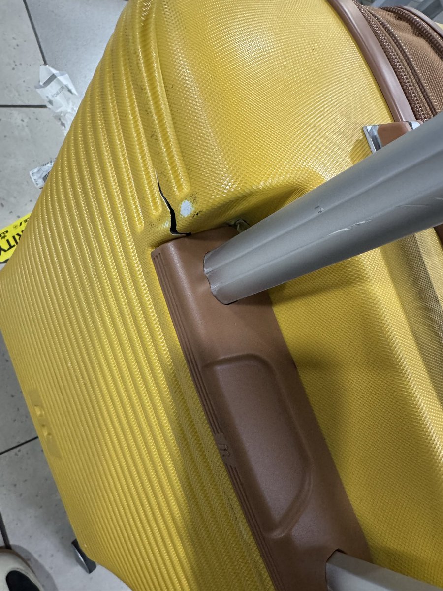 lisimbi's tweet photo. My luggage… I made a claim but been ignored!!! https://t.co/5QQsAnhTL7