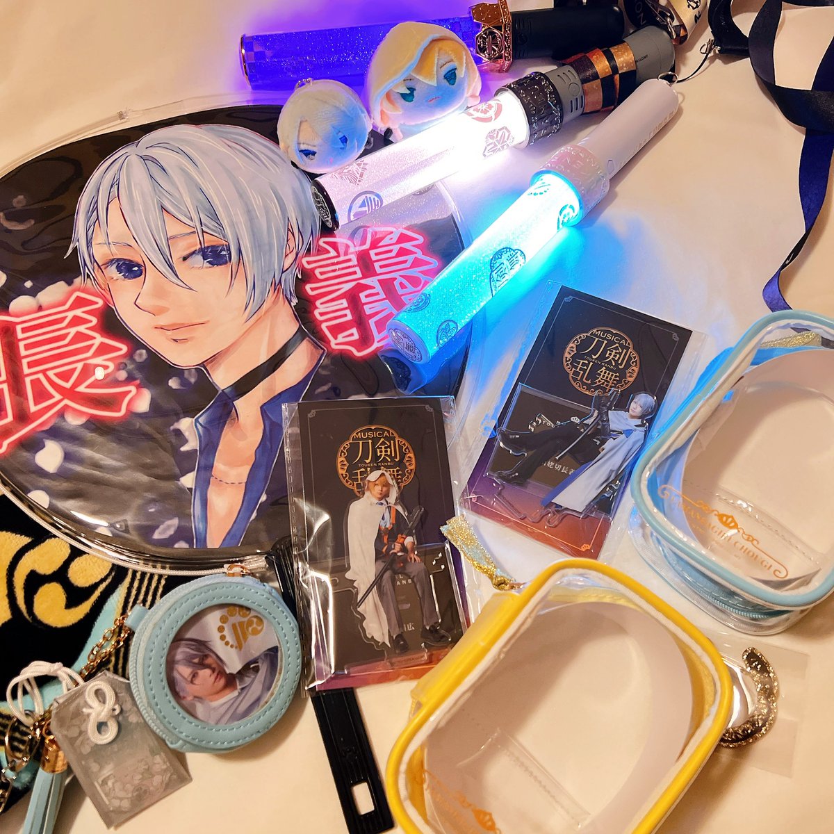 shuxjun's tweet photo. ホテル帰ってきた！！！！！！夜半最高だった……記憶がない……買う予定じゃ無かったのにアクスタとポーチ買いました……ヘヘ お花畑しようね…… https://t.co/OuXiFB0s8A