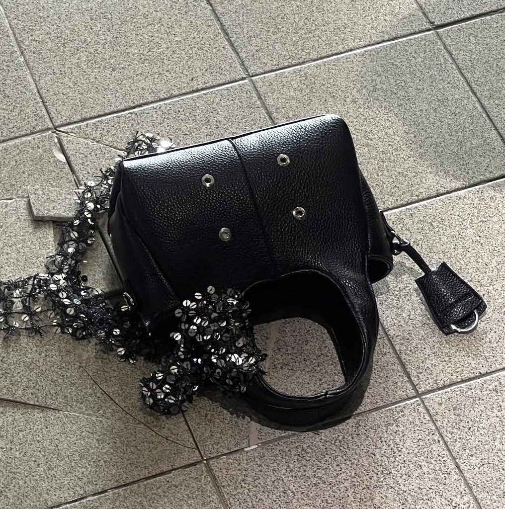 yoxrgravity's tweet image. ให้เลย แบรนด์ที่ทำกระเป๋า crossbody แบบ mini แต่จุของได้เยอะสุดๆ 🤏🏻