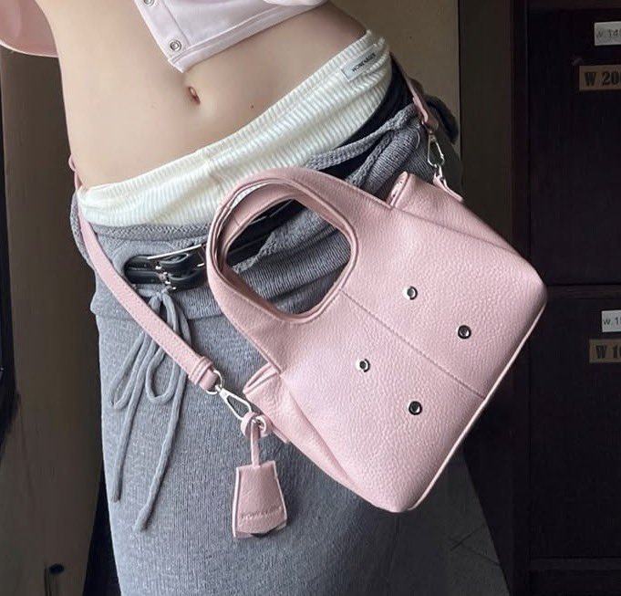 yoxrgravity's tweet image. ให้เลย แบรนด์ที่ทำกระเป๋า crossbody แบบ mini แต่จุของได้เยอะสุดๆ 🤏🏻