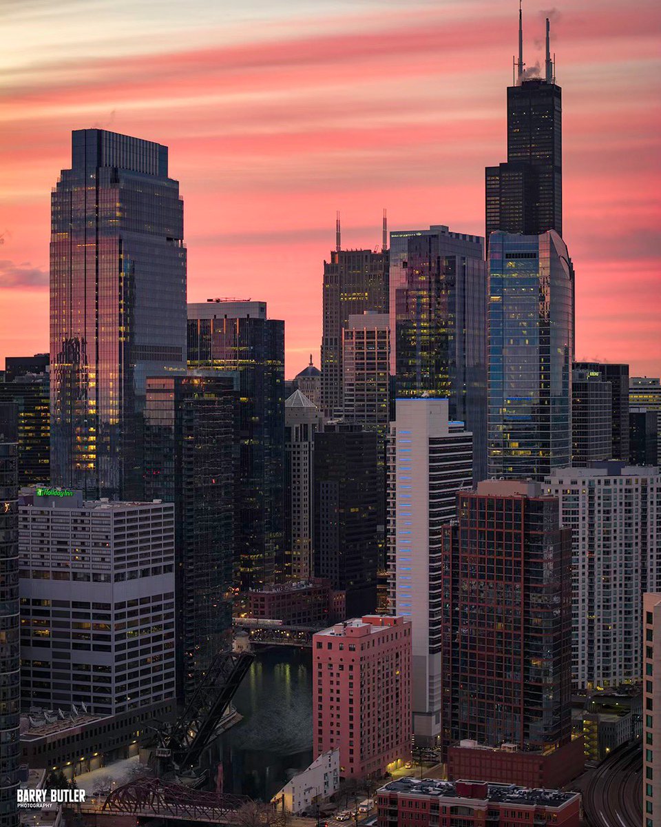 barrybutler9's tweet image. Sunrise in the City at Sears Tower.  This morning in Chicago at along the north branch of the river.