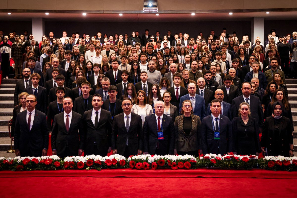 🔬 Dört gün süren bilim yolculuğu, gurur dolu bir finalle tamamlandı

Rektörümüz Prof. Dr. Bayram Yılmaz’ın destekleri, Rektör Yardımcımız ve aynı zamanda İzmir Bölge Koordinatörümüz Prof. Dr. Hamdi Şükür Kılıç’ın güçlü koordinasyonu ile yürütülen TÜBİTAK 57. Lise Öğrencileri