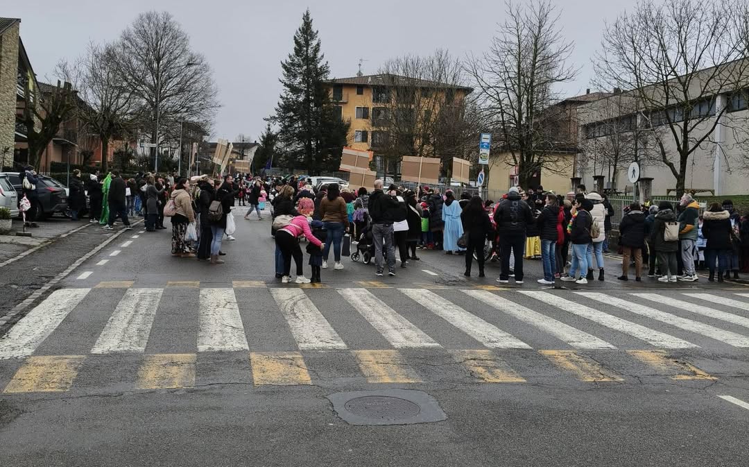 PLdelFrignano's tweet photo. #accadeora
É in corso la Sfilata Carnevalesca delle scuole elementari di Sant’Antonio. Nelle aree interessate dalla sfilata sino al termine del corteo, é presente il divieto di transito👇🏻
#ViaBoccaccio
#ViaParini
#ViaTasso
Presta attenzione alle indicazioni degli agenti sul posto https://t.co/jbL7CSAR0j