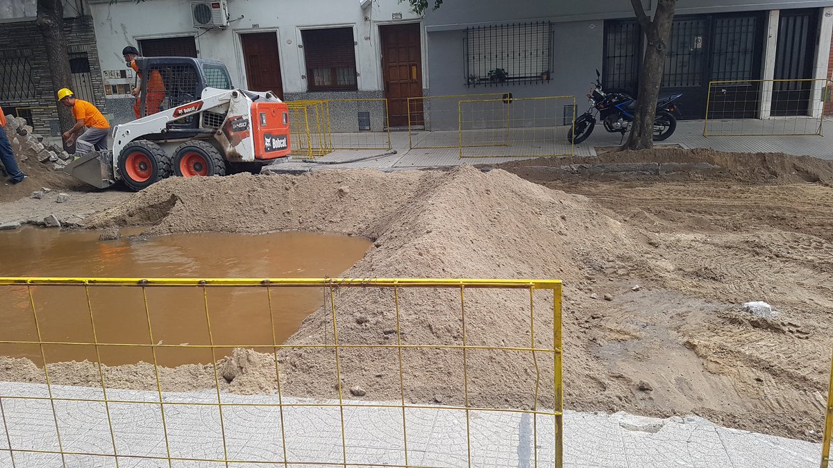 Buen día, se necesita de manera urgente la reparación del caño de agua que rompieron sacando los adoquines de REMEDIOS entre Lafuente y San Pedrito Dejarón sin agua a muchisimos vecinos <a href="/pberecia/">Pablo Bereciartua</a> <a href="/IaraSurt_/">Iar</a> <a href="/jorgemacri/">Jorge Macri</a> <a href="/AySA_Oficial/">AySA S. A.</a>