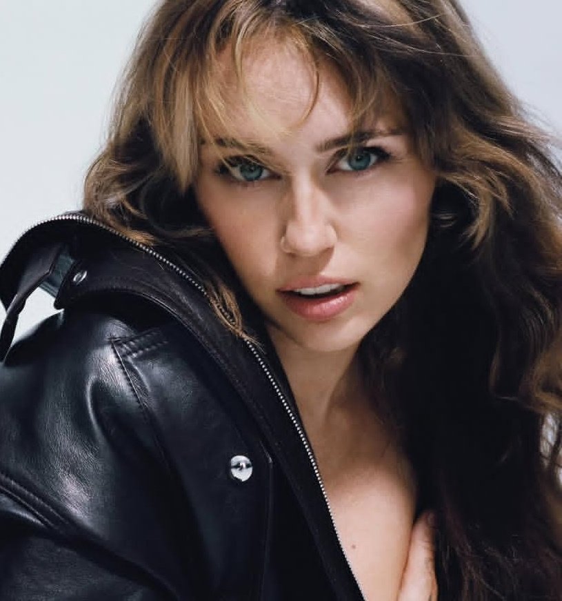 🚨 Britney Spears &amp; Miley Cyrus are being offered the chance to record a new dark-disco collaboration by part of the team behind Blackout after Cyrus was seen dancing to “Heaven on Earth.”