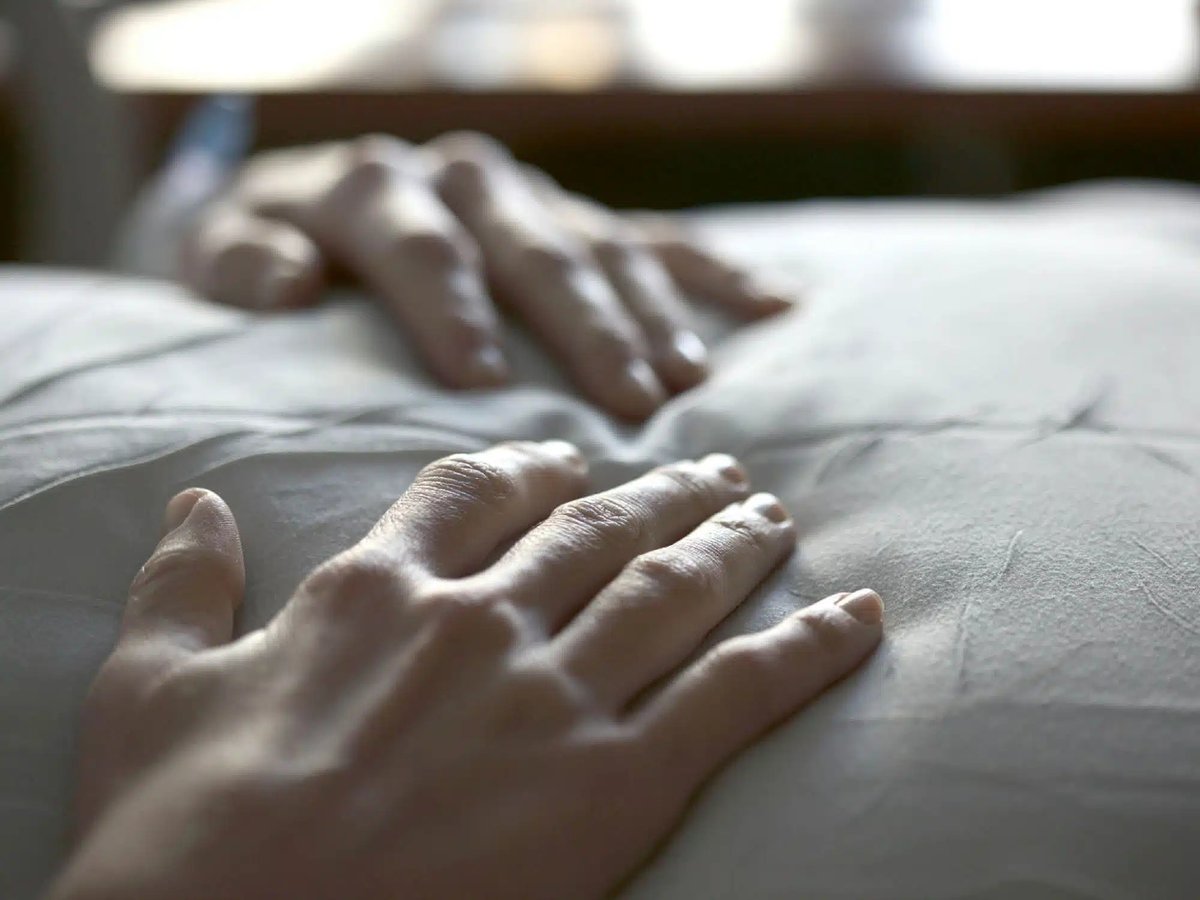 Mehr als Heilung

Neue Dokumentarreihe zur Anthroposophischen Medizin

Durch die Stimmen von Ärztinnen, Pädagogen und Therapeutinnen aus verschiedenen Ländern kommen die Zuschauenden in Kontakt mit der Tiefe, Freiheit und ethischen Grundlage der Anthroposophischen Medizin als