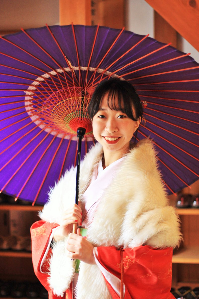 赤い傘と、紫の傘のカメラテストです・・🫤📸📷

お昼は紫に決めました・・・☂️
夕方からは赤にしました・・🌂

＃飛騨市　＃三寺まいり　
＃ポートレート　＃キリトリセカイ