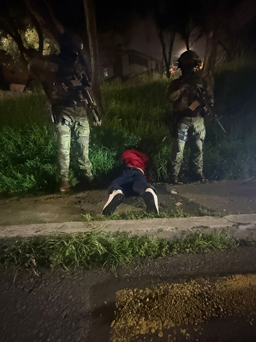 𝗚𝗼𝗹𝗽𝗲 𝗮 “𝗟𝗼𝘀 𝗖𝗵𝗼𝗻𝗲𝗿𝗼𝘀”: 𝗮𝗽𝗿𝗲𝗵𝗲𝗻𝗱𝗶𝗱𝗼 𝗮𝗹𝗶𝗮𝘀 “𝗖𝗵𝘂𝗰𝗸𝘆”, 𝗼𝗯𝗷𝗲𝘁𝗶𝘃𝗼 𝗰𝗹𝗮𝘃𝗲 𝗱𝗲𝗹 𝗻𝗮𝗿𝗰𝗼𝘁𝗿𝗮́𝗳𝗶𝗰𝗼

Efectivos del Ejército Ecuatoriano, con información de inteligencia, aprehendieron en la comunidad de Cotogchoa, cantón