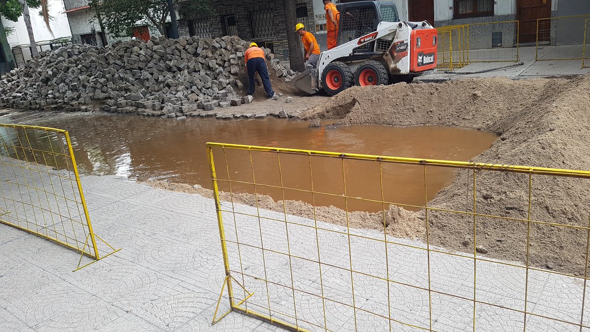 Corte en calle Remedios, entre Lafuente y San Pedrito por quita de adoquinado. No hay aviso 100mts antes del corte. Ahora se le suma que rompieron caño de agua. Todos los vecinos sin sumimistro <a href="/jotaleonetti/">Jota Leonetti | Transito 🚘</a>
