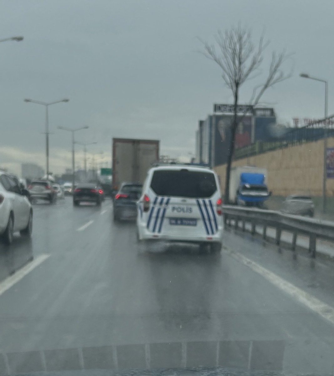 Bugun yogun trafikte emniyet seridi olmayan yolda gidiyordum. Bu polis arabası arkadan tamponuma yapisip yan seride gecmeye zorladi beni.  Yana çekildim gecemedi. Yol sakinlesince sola gectim, o da gecti.  Polis mi kabadayi mi bu tipler? <a href="/EmniyetGM/">Türk Polis Teşkilatı</a> <a href="/TC_icisleri/">T.C. İçişleri Bakanlığı</a>