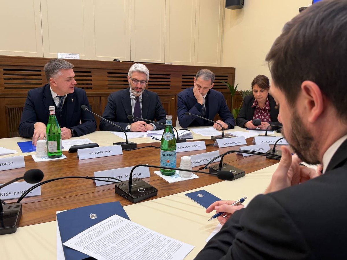 edorixi's tweet image. Rafforzare la cooperazione europea partendo dalle #infrastrutture strategiche. È questo il messaggio chiave emerso dall’incontro bilaterale al Mit col viceministro degli Affari Esteri e del Commercio ungherese, Levente Magyar. Un confronto che ha confermato il livello di stretta
