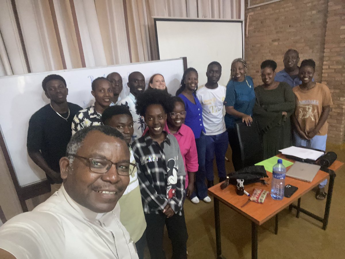 HermenegildeP's tweet photo. Le rêve devient réalité. Les examens ÖSD pour les apprenants d Allemand à SPAS-B à Mont Sion Gikungu avec Be Ubuntu German. Ici les candidats de B1 commencent les épreuves écrites. Beaucoup de succès. https://t.co/KGKltfHbGk