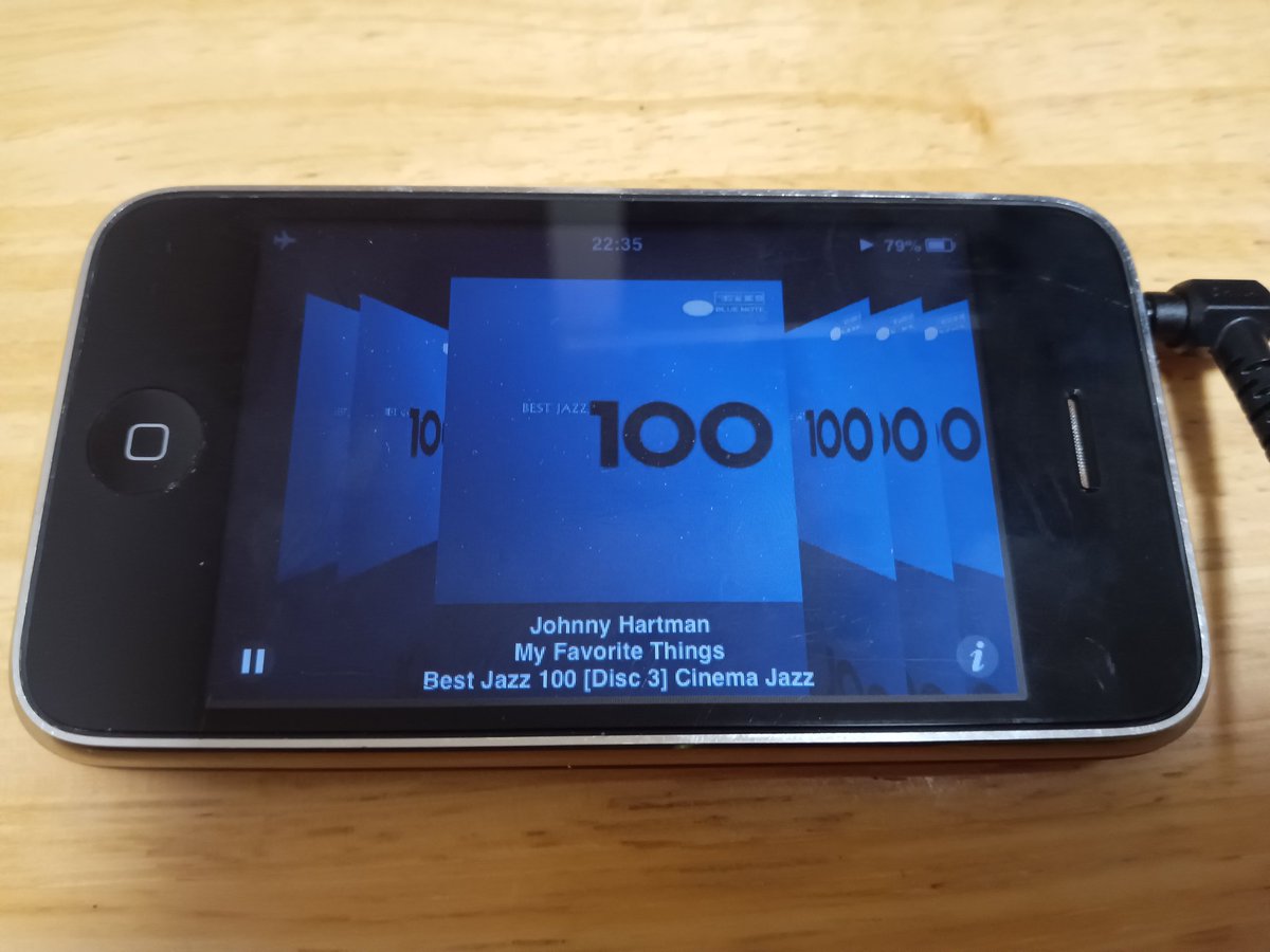 Othin776's tweet photo. 今夜はiPhone3GSにFX101Mの組み合わせでジャズ聴いてます👍️
なかなかいい音を出すイヤホンです。買って良かった😊
FX33Xの方もエイジングでどんな風になるか楽しみです。
それはそうと、iPhone3GSのミュージックアプリの使いやすいこと。やっぱりCoverFlow使えるのはいいですね。
#iPhone3GS https://t.co/dfzhJN04Ol