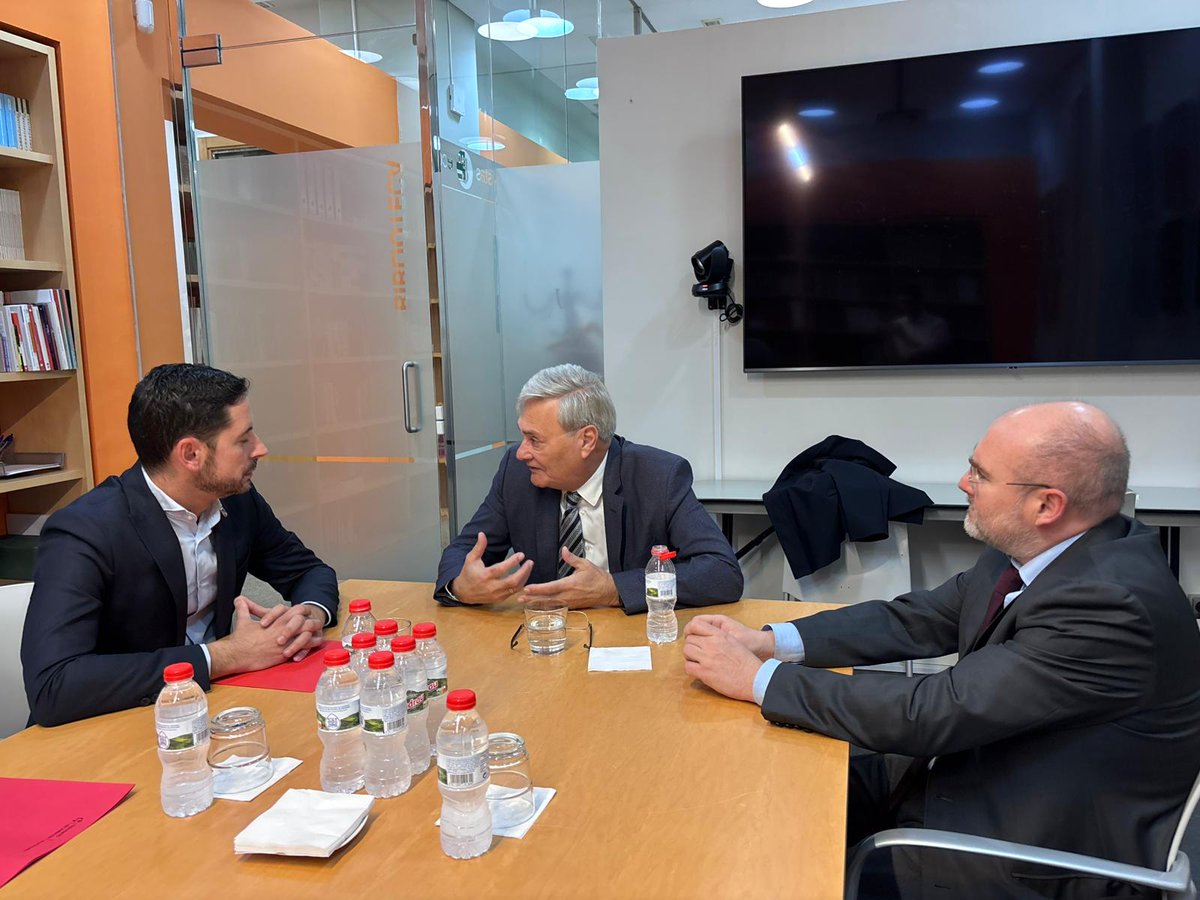 pspvprovalencia's tweet photo. Reunión del portavoz de @SocialistesVal en @dipvalencia @CarlosFBielsa con Juan José Enríquez, decano de @COEV_COM 

Compartimos reflexiones y propuestas de futuro sobre el espacio socioeconómico provincial, reindustrialización, fondos Next Generation o IA. #ValenciaEconomía https://t.co/yeAclbJvTM