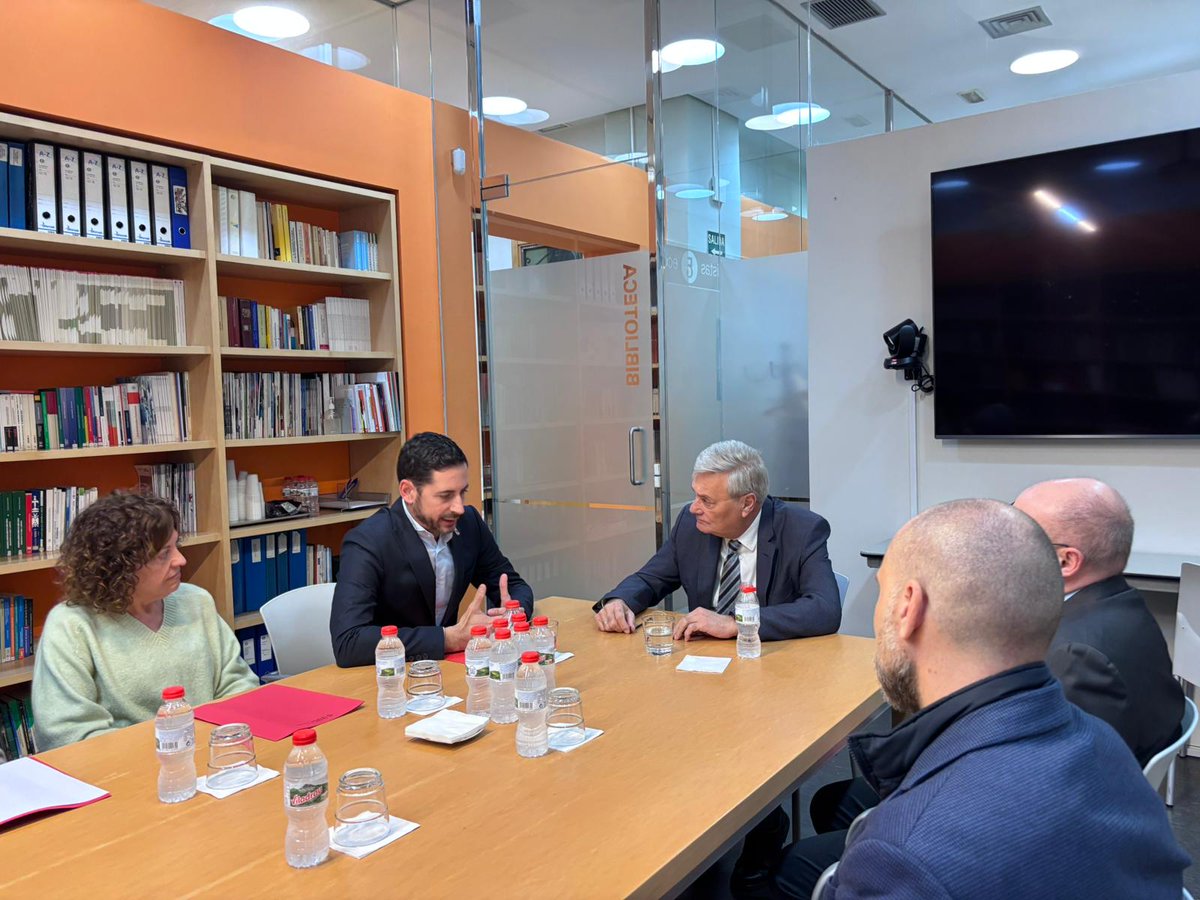 pspvprovalencia's tweet photo. Reunión del portavoz de @SocialistesVal en @dipvalencia @CarlosFBielsa con Juan José Enríquez, decano de @COEV_COM 

Compartimos reflexiones y propuestas de futuro sobre el espacio socioeconómico provincial, reindustrialización, fondos Next Generation o IA. #ValenciaEconomía https://t.co/yeAclbJvTM