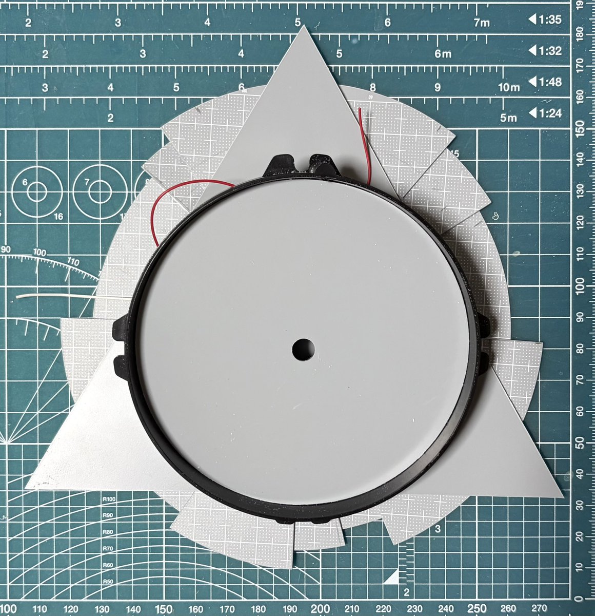 時計のプラモ買いました
ちょっとバランスが難しいキットです
荒いトコは色塗ってごまかします😊

こちらSDの台座にする予定です
(はよクスィーG作りなさい)