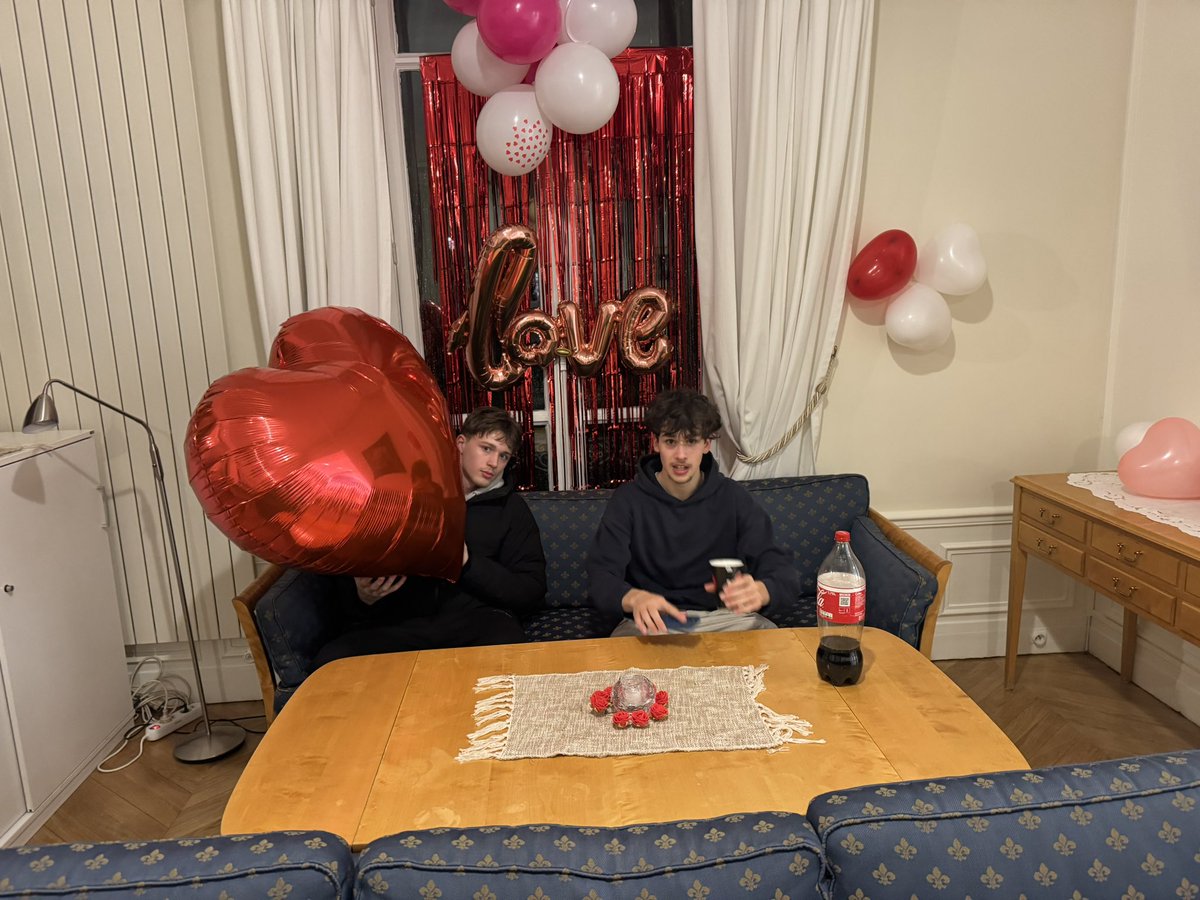 L'amour est dans l'air ❣️
Fête de la Saint-Valentin pour les lycéens de la Section Norvégienne. Pendant que les garçons préparaient des pizzas, les filles décoraient le salon. Ensuite, jeux, rires et des confidence. Merci de nous accueillir à Sjømannskirken. Happy Valentines ❤️