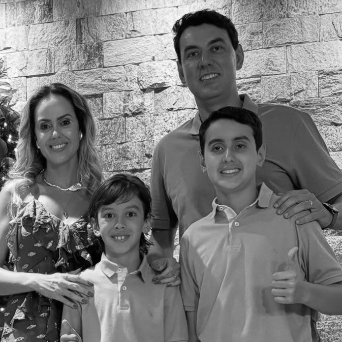 xaelsz's tweet photo. Sobre o caso Thales Machado, secretário do governo de Itumbiara, em Goiás:

Não existe traição, dor ou decepção que justifique tirar a vida de crianças. NENHUMA. O que aconteceu é brutal, covarde e inaceitável. https://t.co/YowLhyDyzT